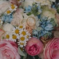 Brautstrauß in zarten Frühlingsfarben Brautstrauß in zarten Frühlingsfarben