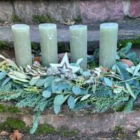 Adventsgesteck länglich in Salbei Adventsgesteck länglich in Salbei