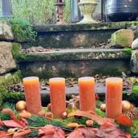 Adventsgesteck länglich in Rostfarben Adventsgesteck länglich in Rostfarben