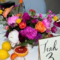 Farbenfrohe Tischdekoration für die Party Farbenfrohe Tischdekoration für die Party