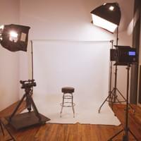 studio-photo-avec-camera-et-spot-lumineux