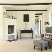 Vardagsrum mot öppen spis