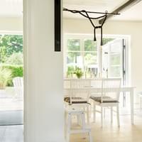 Utgång mot tomten och matplats med dörr mot tomten