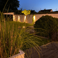 Bild från altan mot tomt kvällstid