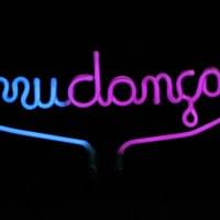 A única certeza que temos na vida é que as coisas mudam, mudamos o tempo todo e nós também mudamos. Eu acredito que o segredo para se machucar menos na vida é quebrar a rigidez, é deixar fluir, é dançar no ritmo. As cores: azul para a auto-estima e lilás para o etéreo.
