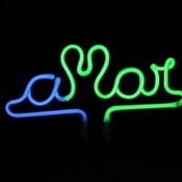 Para mim a melhor metáfora sobre a vida é o mar. E de alguma forma sou muito ligada a ele, acredito que somos seres feitos de água e se as luas influenciam as marés, elas também influencia nossas marés internas. A metáfora de ondas, mostrando as fases da vida, os dias de mar calmo e mar bravo, os dias de ressaca? Quem nunca? As cores: azul que da autoestima e verde do equilíbrio.