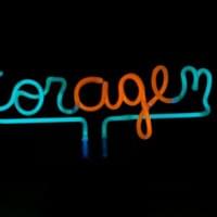 Acho que este é meu maior mantra de vida, por vários sentidos. A cor para age, fato, existem vários estudos que comprovam o uso da cor para fins terapêuticos, assim, para mim, existe sempre uma intenção por detrás da cor. E claro, a palavra coragem é muito forte por si só, mas uma coisa eu aprendi, a coragem de agir é a verdadeira coragem, que não age, deixa que a vida se resolva por si só não vive a delícia de quem batalha por algo. As cores azul para a calma, porque coragem é a força do coração. E o laranja claro para o entusiasmo.