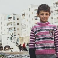 "Quand j’avais 4 ans mon père m’envoyait récolter du plastique dans la rue. J’étais dans un jardin, je sautais dans le sac pour tasser le plastique quand les bombes ont commencé à tomber, je me suis mis à courir, je trainais mon sac de plastique que j’avais récupéré, je ne voulais pas le laisser. J’avais vraiment très peur, ça arrive souvent mais j’ai eu très peur ce jour-là."