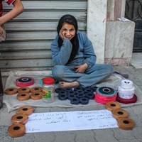 « Avec la guerre on a dû se déplacer. Ma maman ne veut pas que je demande de l’argent dans la rue, elle ne veut pas que je travaille non plus … mais elle n’a pas le choix, je dois travailler. J’ai 11 ans. Avant la guerre nous étions juste des enfants mais maintenant nous sommes comme des adultes. Du coup je vends des bonbons, des roses ou des ronds de tissus pour que les gens puissent réparer ou accrocher des choses. » We are superheroes  C'est bête comme bonjour mais ça a souvent fait toute la différence. Dans pas mal de pays j'aidais des vendeurs ambulants ou beggars, que ce soit des enfants ou des adultes, qu'ils sachent lire-écrire ou non, en écrivant ou faisant écrire un panneau qui raconte, illustre et donne du sens à ce qu'ils font ou vendent pour pousser les gens à s'arrêter, à lire, à comprendre et à les aider avec une relation plus humaine.