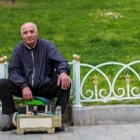 « I have been a shoe doctor for 55 years. I have only one goal in life: make enough money to buy my meds, i work every day for that. I was at the hospital last night and they gave me oxygen for 2 hours, because I have asthma. People like you come and, you know, help me, and then I wan buy these meds. It’s hard for me to continue but I need to. It is hard to find the money: it costs approximately 56 liras, depending on how many attacks I have. I live with my wife and I have children but they’re also struggling so they cannot help me. Stealing is a shame but working is not a shame. »