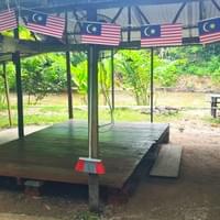 Ada pangkin, rak letak barang dan bangku. Ada kipas dan plugpoint (alat <500W sahaja),