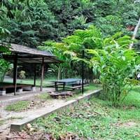 Pondok dari sudut pandangan sungai .