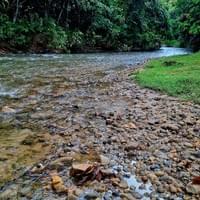 Sungai di pondok buluh ada berbatu tapi depan sikit ada kawasan pantai berpasir.