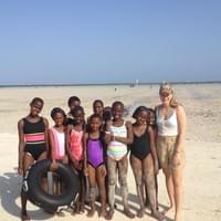 Rundt nyttår 2011-2012 tok vi med oss 100 barn og mange voksne fra Gombolo og omegn til Mombasa for at de skulle få se sjø, strand, palmer og kameler for første gang!