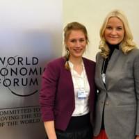 I boken sin forteller Anne Louise blant annet om da hun var med som en av de yngste deltakerne på World Economic Forum i Davos i 2013. Her sammen med HKH Kronprinsesse Mette-Marit.