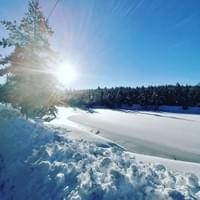 lac du bonheur gelé en hiver