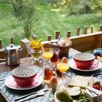 Ontbijt op het prive terras in een vallei bij Houffalize in de Ardennen