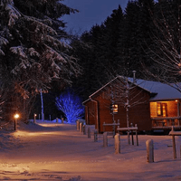 Tiny house in de sneeuw tijdens de feestdagen