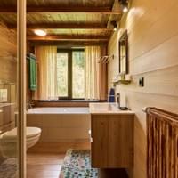 Badkamer met douche en ligbad bij vakantielodge La Truite d'Argent Badkamer met douche en ligbad bij vakantielodge La Truite d'Argent