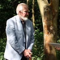 Schenking aan Audrey en Ellen die de Marathon van New York gaan lopen voor Kika door de dan 90-jarige Henk Tholen, de opa van Sam