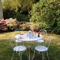 été petit déjeuner dehors Gite de charme bayeux Moulin de la Martinière