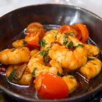 Räkor stekta i olja, vitlök, chilli och vitt vin