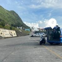 掛有佳佳車行布條的廂型車~找老闆 掛有佳佳車行布條的廂型車~找老闆