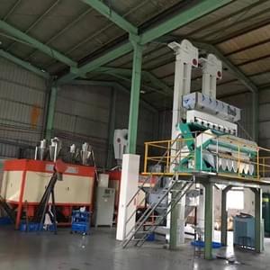 京虎機電整合的色選系統,利用光學鏡頭以AI智能辨識,將不同成色的物料分選出來。  應用範圍:農產品(白米、豆類、薏仁等)、塑膠粒、塑膠碎片、礦砂。 京虎機電整合的色選系統,利用光學鏡頭以AI智能辨識,將不同成色的物料分選出來。  應用範圍:農產品(白米、豆類、薏仁等)、塑膠粒、塑膠碎片、礦砂。