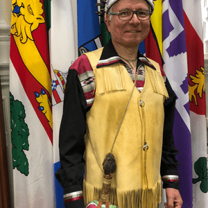 Ka’nahsohon Kevin Deer - Aîné, gardien des savoirs et éducateur Ka’nahsohon Kevin Deer - Aîné, gardien des savoirs et éducateur