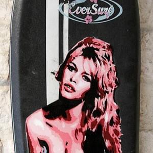 Bardot sur planche de surf Bardot sur planche de surf