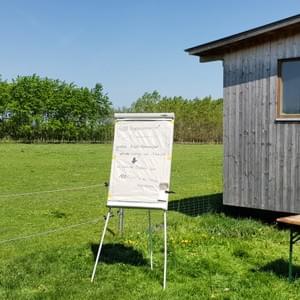 Infotafel: Biolandwirt Braun ist bekannt für die hohe Dichte von Regenwürmern in den Böden