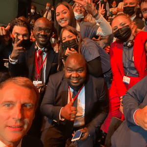 Edoaurd Claude OUSSOU avec son excellence Emmanuel Macron lors du Nouveau Sommet Afrique-France