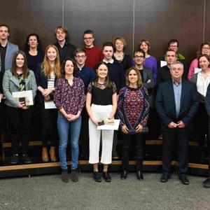 Absolventen des Schuljahres 2018-2019 mit ihren Lehrern