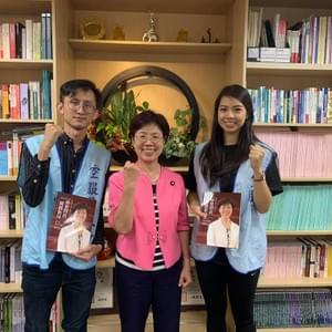 本會理事周沛汝、副秘書長周聖凱今日拜訪尤美女委員,謝謝委員在長榮罷工期間對空服員的支持,也向兩位委員說明長榮航空在罷工後秋後算帳的情況。  本會現正和長榮航空依照罷工協議,在協商應漸進式恢復員工優待票,不應對參與罷工空服員有差別待遇,然而長榮航空竟無理提出,要工會同意放寬勞基法84-1條審查基準,讓超時航班合法化,才能給出更佳的恢復方案,十分不合理。  除此以外,長榮航空還有將罷工列計差假、對參與罷工空服員的出勤獎勵差別待遇、多扣全年度休假日、限縮言論自由等,許多違反勞基法、工會法的情況,再再證明長榮航空的威權管理仍有很多改善空間,對勞工權益的尊重和保障一樣不足。