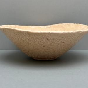 花仙人(加藤長一)作の白楽茶碗。白色の釉調と手捏ねによる造形 A white Raku tea bowl by Hanasennin (Nagakazu Kato), featuring a white glaze and hand-pinched form