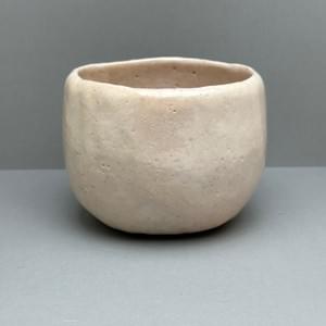 花仙人(加藤長一)作の白楽茶碗。白色の釉調と手捏ねによる造形 A white Raku tea bowl by Hanasennin (Nagakazu Kato), featuring a white glaze and hand-pinched form