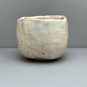 花仙人(加藤長一)作の白楽茶碗。白色の釉調と手捏ねによる造形 A white Raku tea bowl by Hanasennin (Nagakazu Kato), featuring a white glaze and hand-pinched form