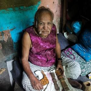 « In the beginning I was making marionettes ang giving performances like my Dad. It was sort of tradition in certain slums . Right now I continue doing that for my children, but I have decided to become a woodcarver, as the materials are basically the same as those my puppets are made of. »