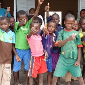 les enfants devant l'école les enfants devant l'école