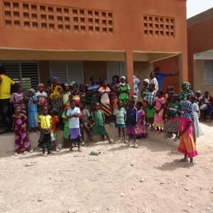 les élèves devant les nouvelles classes les élèves devant les nouvelles classes