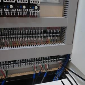 自動控制 控制監控系統整合 - 客製化自動化機器設備設計製造  依照客戶生產端及製程端需求,進行設備設計、規劃及系統整合,以創造設備最大生產效益。