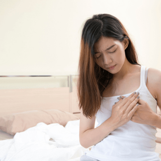 Image of woman experiencing breast discomfort Image of woman experiencing breast discomfort