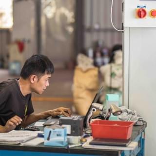 任職於京虎機電整合股份有限公司的林益祺先生,除了是原始的創業股東外,也擔負著公司總經理的責任,從原本主要負責技術部門,從PLC programming 編寫程式、繪制電路圖、箱體鈑金圖發包加工、現場配線及試車、海外出差協助客戶安裝設備,一直到現在負責整間公司人事、財務及事業發展,是新世代少見從基層一步一腳印做起的領導人。 任職於京虎機電整合股份有限公司的林益祺先生,除了是原始的創業股東外,也擔負著公司總經理的責任,從原本主要負責技術部門,從PLC programming 編寫程式、繪制電路圖、箱體鈑金圖發包加工、現場配線及試車、海外出差協助客戶安裝設備,一直到現在負責整間公司人事、財務及事業發展,是新世代少見從基層一步一腳印做起的領導人。