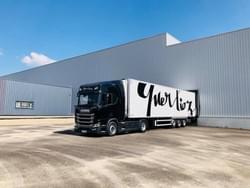 camion querlioz devant l'entrepôt logistique Querlioz à Estrablin