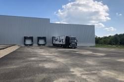 camion querlioz devant l'entrepôt logistique Querlioz à Estrablin