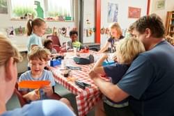 Lekker knutselen in de recreatieruimte