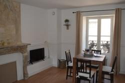 salle a manger lumineuse avec cheminée ancienne en pierre