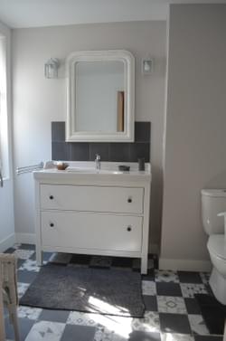 salle de bain lumineuse décoration sympa