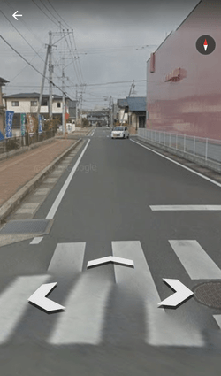 3、3本目の十字路を右折します。