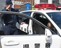 パトカーの運転台に座った女の子 パトカーの運転台に座った女の子